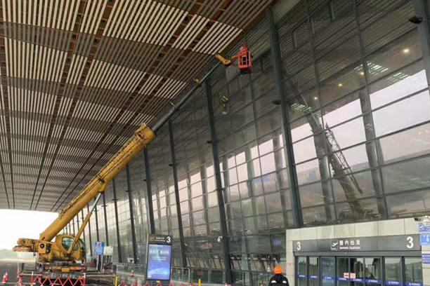 怀集玻璃幕墙维护和保养